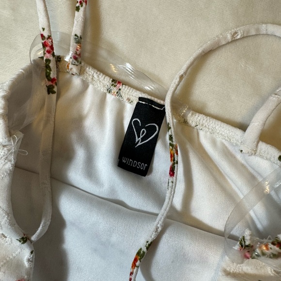 XS Windsor Feeling Sweet And Stylish Eyelet Mini Dress - White Floral - Picture 7 of 9